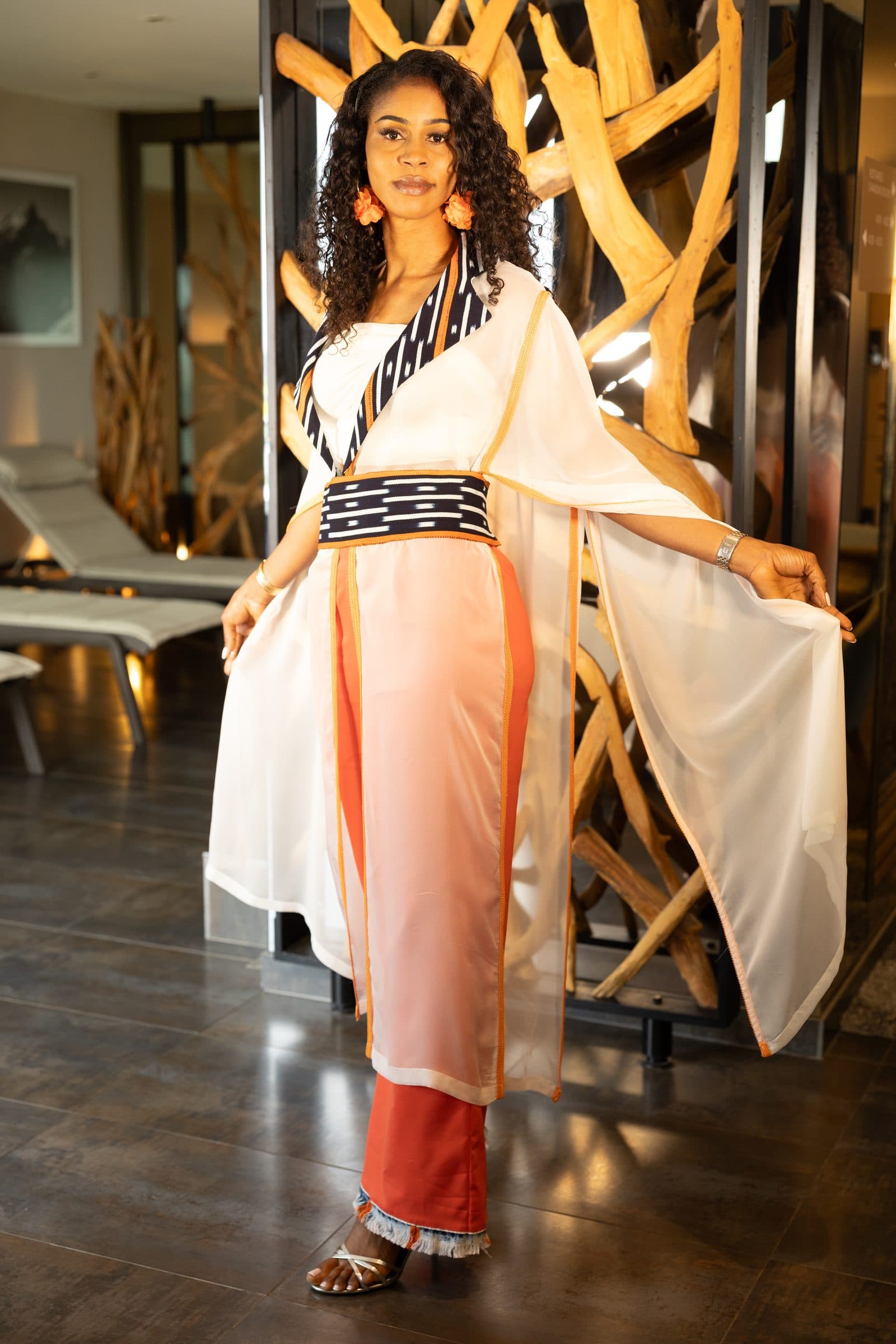 Un kimono long ivoire fermé d'une ceinture tissée